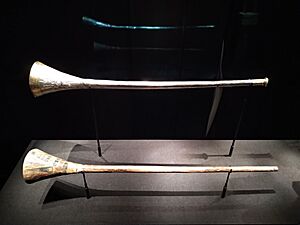 Trompette d'argent et sa sourdine en bois du tombeau de Toutânkhamon 2