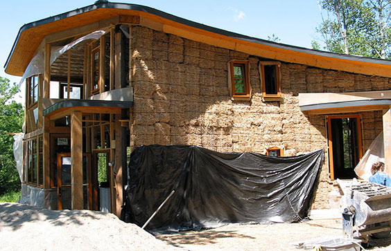 Building a straw bale house, designed by Carina Rose. 2003. Colin Rose, photographer. Wikimedia Commons.