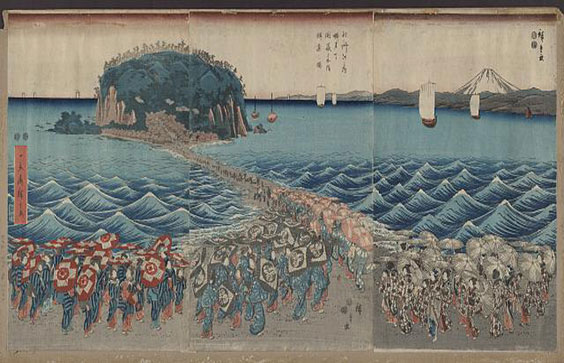 Sōshu enoshima benzaiten kaichō sankei gunshū no zu. Japanese triptych print shows large groups of women pilgrims visiti